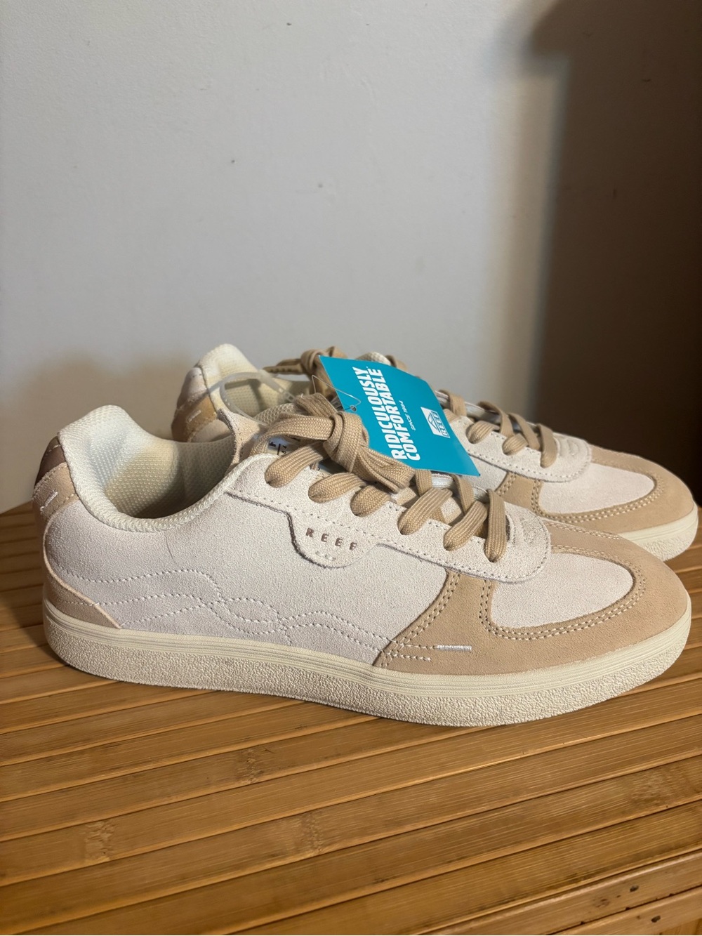 *NWT* Reef Boardwalk Callie Suede Sneakers. Size: 9.5 - Picture 3 of 8